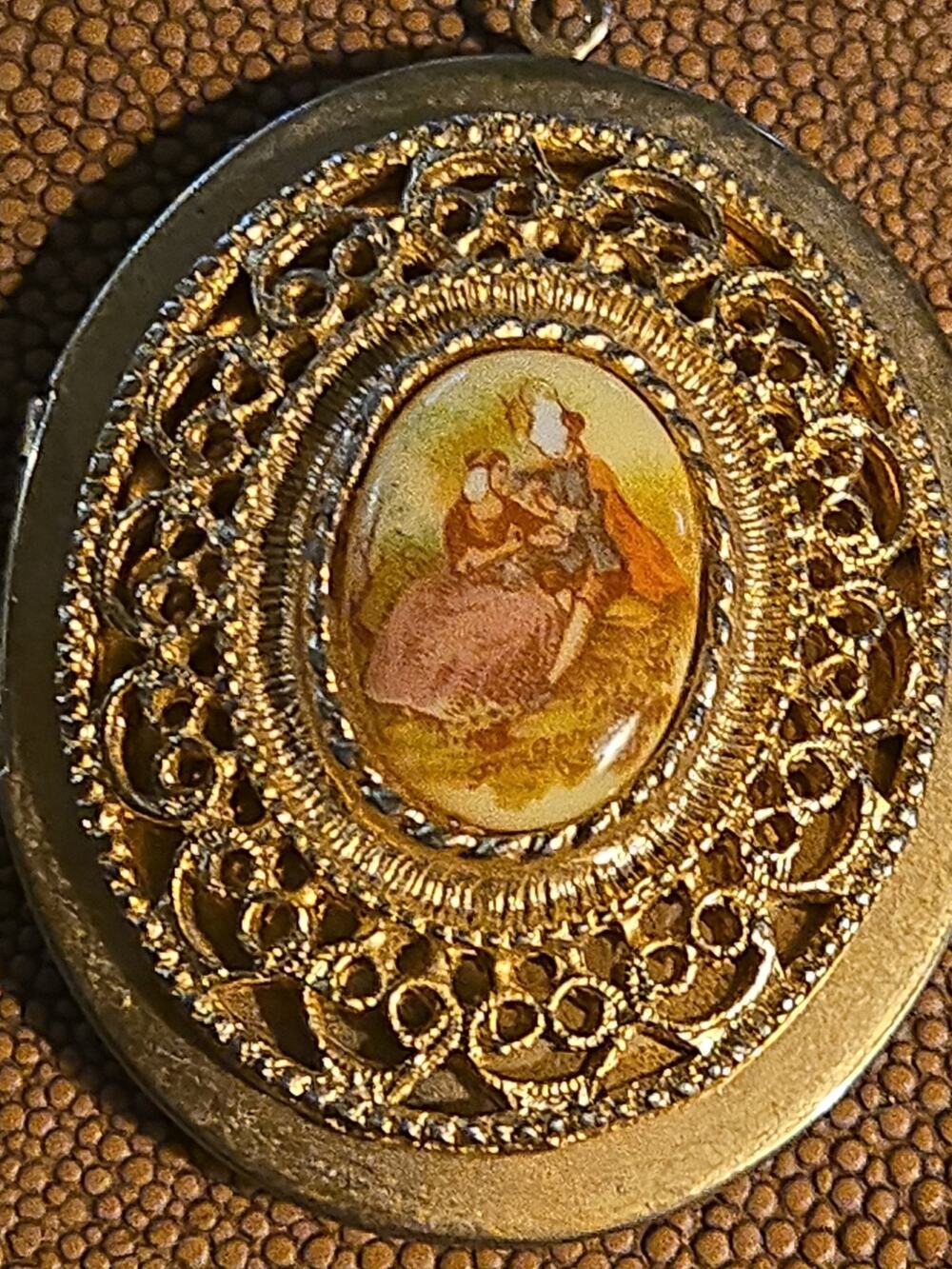Vintage Locket Pendant Courting Couple Gold Tone Wired Filigreed